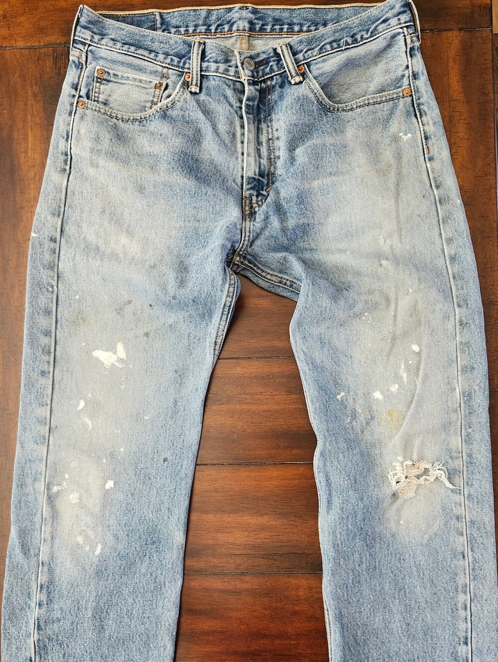 Diatressed Levi's Light Blue Straight Fit Jeans with Paint Splatter 33x32